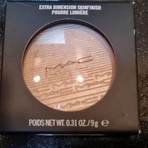 MAC Extra Dimension Skinfinish Highlighter